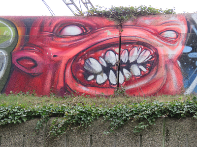 833342 Afbeelding van onlangs aangebrachte graffiti op de oostzijde van het spoorwegviaduct bij de Nijenoord te Utrecht.